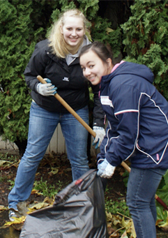 FBLA members doing community service